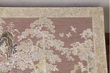 中古　ガラス天板付き　螺鈿(らでん)細工　民芸家具　細やかな細工に思わず見惚れてしまう小引き出し(小物収納、チェスト)(R-059136)