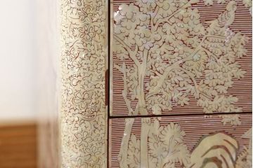 中古　ガラス天板付き　螺鈿(らでん)細工　民芸家具　細やかな細工に思わず見惚れてしまう小引き出し(小物収納、チェスト)(R-059136)