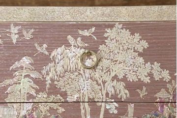 中古　ガラス天板付き　螺鈿(らでん)細工　民芸家具　細やかな細工に思わず見惚れてしまう小引き出し(小物収納、チェスト)(R-059136)