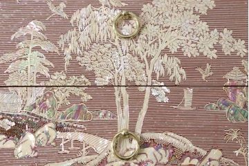 中古　ガラス天板付き　螺鈿(らでん)細工　民芸家具　細やかな細工に思わず見惚れてしまう小引き出し(小物収納、チェスト)(R-059136)