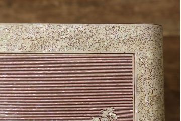 中古　ガラス天板付き　螺鈿(らでん)細工　民芸家具　細やかな細工に思わず見惚れてしまう小引き出し(小物収納、チェスト)(R-059136)