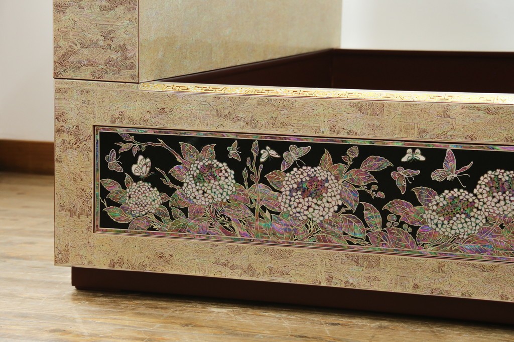 中古　螺鈿(らでん)細工　民芸家具　花と蝶のモチーフが華やかなベッドフレーム　定価約280万円　(R-059137)