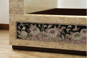 中古　螺鈿(らでん)細工　民芸家具　花と蝶のモチーフが華やかなベッドフレーム　定価約280万円　(R-059137)