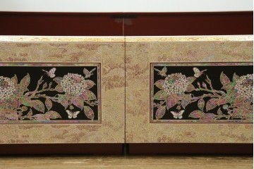 中古　螺鈿(らでん)細工　民芸家具　花と蝶のモチーフが華やかなベッドフレーム　定価約280万円　(R-059137)