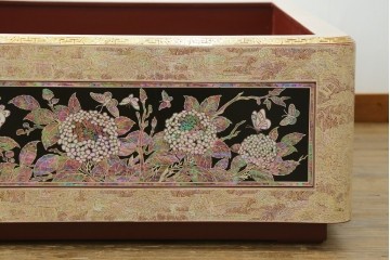 中古　螺鈿(らでん)細工　民芸家具　花と蝶のモチーフが華やかなベッドフレーム　定価約280万円　(R-059137)