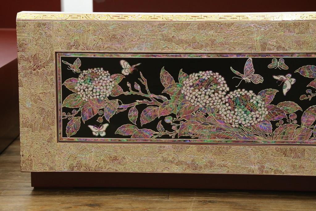 中古　螺鈿(らでん)細工　民芸家具　花と蝶のモチーフが華やかなベッドフレーム　定価約280万円　(R-059137)