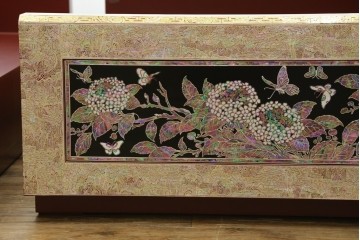 中古　螺鈿(らでん)細工　民芸家具　花と蝶のモチーフが華やかなベッドフレーム　定価約280万円　(R-059137)
