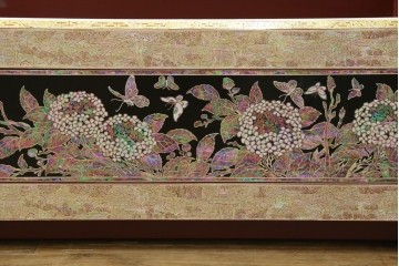 中古　螺鈿(らでん)細工　民芸家具　花と蝶のモチーフが華やかなベッドフレーム　定価約280万円　(R-059137)