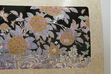 中古　螺鈿(らでん)細工　民芸家具　花と蝶のモチーフが華やかなベッドフレーム　定価約280万円　(R-059137)
