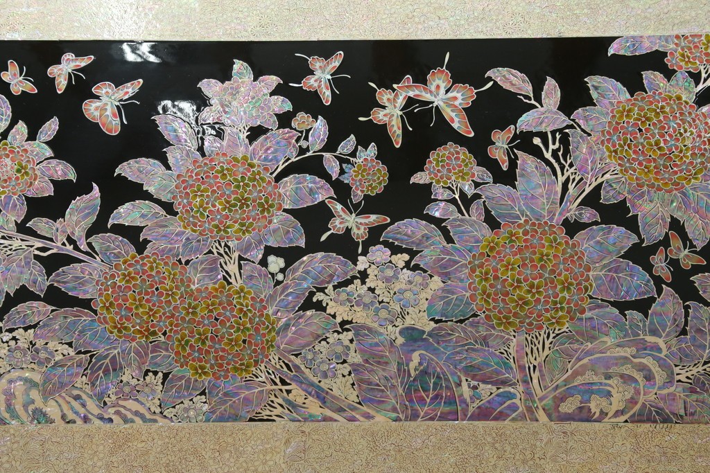 中古　螺鈿(らでん)細工　民芸家具　花と蝶のモチーフが華やかなベッドフレーム　定価約280万円　(R-059137)