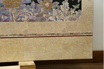 中古　螺鈿(らでん)細工　民芸家具　花と蝶のモチーフが華やかなベッドフレーム　定価約280万円　(R-059137)