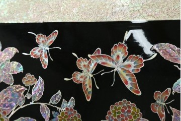 中古　螺鈿(らでん)細工　民芸家具　花と蝶のモチーフが華やかなベッドフレーム　定価約280万円　(R-059137)