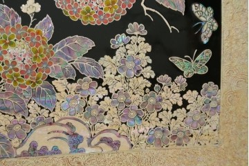 中古　螺鈿(らでん)細工　民芸家具　花と蝶のモチーフが華やかなベッドフレーム　定価約280万円　(R-059137)