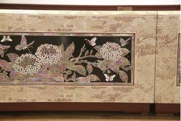 中古　螺鈿(らでん)細工　民芸家具　存在感抜群の佇まいが目を引くベッドフレーム(定価約280万円)(ベッド)(R-059137)