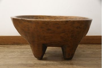 中古　総欅(ケヤキ)材　四つ脚が可愛い!エスニックな雰囲気を醸し出すくり抜き木鉢(こね鉢、ディスプレイボウル、店舗什器)(R-059138)