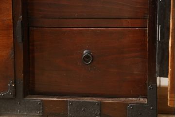 和製アンティーク　前面欅(ケヤキ)材　打出の小槌が副を招きそうな重ね二本松箪笥(収納箪笥、衣装タンス、時代箪笥、和たんす、引き出し)(R-059140)
