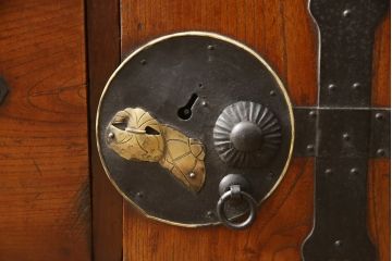 和製アンティーク　前面欅(ケヤキ)材　打出の小槌が副を招きそうな重ね二本松箪笥(収納箪笥、衣装タンス、時代箪笥、和たんす、引き出し)(R-059140)