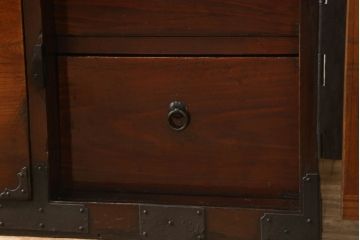 和製アンティーク　前面欅(ケヤキ)材　打出の小槌が福を招きそうな重ね二本松箪笥・下段(収納箪笥、衣装タンス、時代箪笥、和たんす、引き出し)(R-059143)