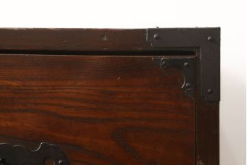 和製アンティーク　前面欅(ケヤキ)材　打出の小槌が福を招きそうな重ね二本松箪笥・下段(収納箪笥、衣装タンス、時代箪笥、和たんす、引き出し)(R-059143)