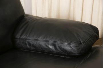 中古　美品　イタリア　ケルビン・ジョルマーニ(KELVIN GIORMANI)　本革　シンプルで洗練されたデザインが格好良いカウチソファ(定価約45万円)(レザーソファ、3人掛けソファ、三人掛け)(R-059144)