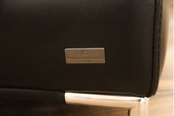 中古　美品　イタリア　ケルビン・ジョルマーニ(KELVIN GIORMANI)　本革　シンプルで洗練されたデザインが格好良いカウチソファ(定価約45万円)(レザーソファ、3人掛けソファ、三人掛け)(R-059144)