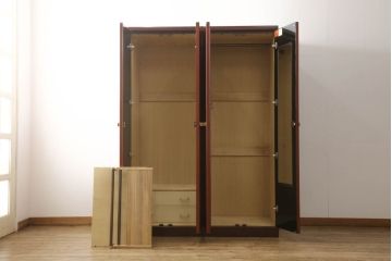 中古　美品　高級品!　在名入り(舟風)　鎌倉彫り　漆塗り・朱塗り　内部桐材　職人のこだわりが感じられるモダンなワードローブ(収納棚、洋服タンス、婚礼家具)(R-059146)