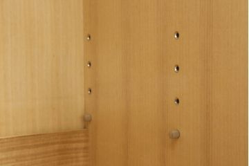 中古　美品　高級品!　在名入り(舟風)　鎌倉彫り　漆塗り・朱塗り　内部桐材　職人のこだわりが感じられるモダンなワードローブ(収納棚、洋服タンス、婚礼家具)(R-059146)