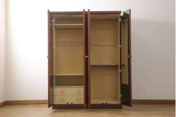 中古　美品　高級品!　在名入り(舟風)　鎌倉彫り　漆塗り・朱塗り　内部桐材　職人のこだわりが感じられるモダンなワードローブ(収納棚、洋服タンス、婚礼家具)(R-059146)