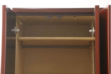 中古　美品　高級品!　在名入り(舟風)　鎌倉彫り　漆塗り・朱塗り　内部桐材　職人のこだわりが感じられるモダンなワードローブ(収納棚、洋服タンス、婚礼家具)(R-059146)