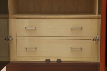 中古　美品　高級品!　在名入り(舟風)　鎌倉彫り　漆塗り・朱塗り　内部桐材　職人のこだわりが感じられるモダンなワードローブ(収納棚、洋服タンス、婚礼家具)(R-059146)