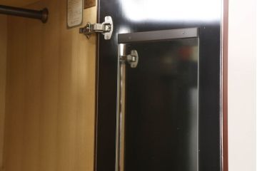 中古　美品　高級品!　在名入り(舟風)　鎌倉彫り　漆塗り・朱塗り　内部桐材　職人のこだわりが感じられるモダンなワードローブ(収納棚、洋服タンス、婚礼家具)(R-059146)