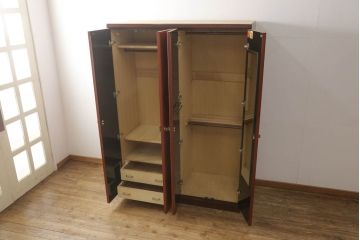 中古　美品　高級品!　在名入り(舟風)　鎌倉彫り　漆塗り・朱塗り　内部桐材　職人のこだわりが感じられるモダンなワードローブ(収納棚、洋服タンス、婚礼家具)(R-059146)