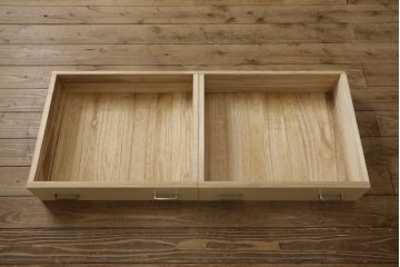 中古　美品　高級品!　在名入り(舟風)　鎌倉彫り　漆塗り・朱塗り　内部桐材　職人のこだわりが感じられるモダンなワードローブ(収納棚、洋服タンス、婚礼家具)(R-059146)