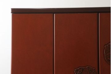 中古　美品　高級品!　在名入り(舟風)　鎌倉彫り　漆塗り・朱塗り　内部桐材　職人のこだわりが感じられるモダンなワードローブ(収納棚、洋服タンス、婚礼家具)(R-059146)