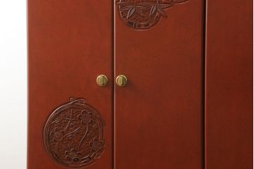 中古　美品　高級品!　在名入り(舟風)　鎌倉彫り　漆塗り・朱塗り　内部桐材　職人のこだわりが感じられるモダンなワードローブ(収納棚、洋服タンス、婚礼家具)(R-059146)