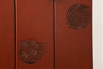 中古　美品　高級品!　在名入り(舟風)　鎌倉彫り　漆塗り・朱塗り　内部桐材　職人のこだわりが感じられるモダンなワードローブ(収納棚、洋服タンス、婚礼家具)(R-059146)