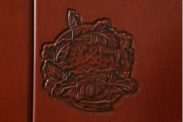 中古　美品　高級品!　在名入り(舟風)　鎌倉彫り　漆塗り・朱塗り　内部桐材　職人のこだわりが感じられるモダンなワードローブ(収納棚、洋服タンス、婚礼家具)(R-059146)