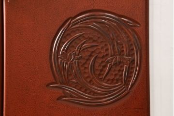 中古　美品　高級品!　在名入り(舟風)　鎌倉彫り　漆塗り・朱塗り　内部桐材　職人のこだわりが感じられるモダンなワードローブ(収納棚、洋服タンス、婚礼家具)(R-059146)