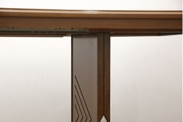 中古　美品　イタリア高級家具　メデア(Medea)　脚に入った幾何学模様が目を引くエクステンションテーブル(定価約90万円)(ダイニングテーブル、6人掛け)(R-059155)