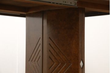 中古　美品　イタリア高級家具　メデア(Medea)　脚に入った幾何学模様が目を引くエクステンションテーブル(定価約90万円)(ダイニングテーブル、6人掛け)(R-059155)