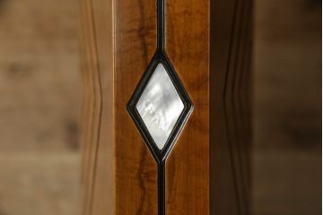 中古　美品　イタリア高級家具　メデア(Medea)　脚に入った幾何学模様が目を引くエクステンションテーブル(定価約90万円)(ダイニングテーブル、6人掛け)(R-059155)
