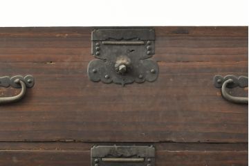 アンティーク家具　上手物!　金具の立派な総桐関東衣装箪笥(時代箪笥、和タンス、重ね箪笥、引き出し)(R-059157)