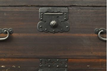 アンティーク家具　上手物!　金具の立派な総桐関東衣装箪笥(時代箪笥、和タンス、重ね箪笥、引き出し)(R-059157)