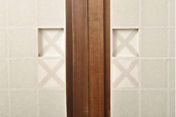 アンティーク建具　浮造り　杉材　一枚板　浮き上がるくっきりとした木目が美しい障子帯戸2枚セット(板戸、引き戸、建具)(R-059158)