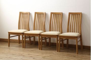 中古　美品　KOSUGA(コスガ)　ミラノシリーズ　クルミ材　シンプルでスタイリッシュなダイニングチェア4脚セット(イス、椅子)(R-059163)