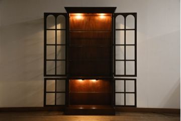 ビンテージ家具　美品　珍しいモデル!　DREXEL HERITAGE(ドレクセルヘリテイジ)　マホガニー材　アーチ状のガラス戸がクラシカルな雰囲気を醸し出す薄型キャビネット(食器棚、キュリオケース、飾り棚、ヴィンテージ)(R-059164)