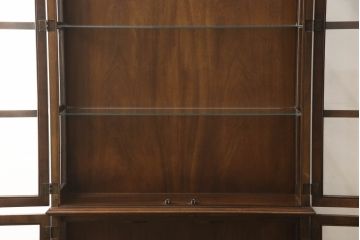 ビンテージ家具　美品　珍しいモデル!　DREXEL HERITAGE(ドレクセルヘリテイジ)　マホガニー材　アーチ状のガラス戸がクラシカルな雰囲気を醸し出す薄型キャビネット(食器棚、キュリオケース、飾り棚、ヴィンテージ)(R-059164)
