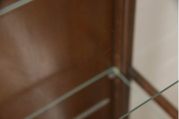 ビンテージ家具　美品　珍しいモデル!　DREXEL HERITAGE(ドレクセルヘリテイジ)　マホガニー材　アーチ状のガラス戸がクラシカルな雰囲気を醸し出す薄型キャビネット(食器棚、キュリオケース、飾り棚、ヴィンテージ)(R-059164)