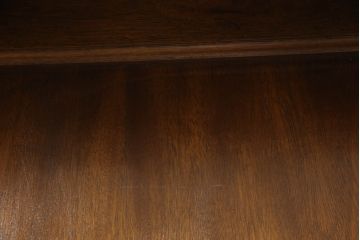 ビンテージ家具　美品　珍しいモデル!　DREXEL HERITAGE(ドレクセルヘリテイジ)　マホガニー材　アーチ状のガラス戸がクラシカルな雰囲気を醸し出す薄型キャビネット(食器棚、キュリオケース、飾り棚、ヴィンテージ)(R-059164)