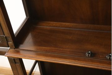 ビンテージ家具　美品　珍しいモデル!　DREXEL HERITAGE(ドレクセルヘリテイジ)　マホガニー材　アーチ状のガラス戸がクラシカルな雰囲気を醸し出す薄型キャビネット(食器棚、キュリオケース、飾り棚、ヴィンテージ)(R-059164)